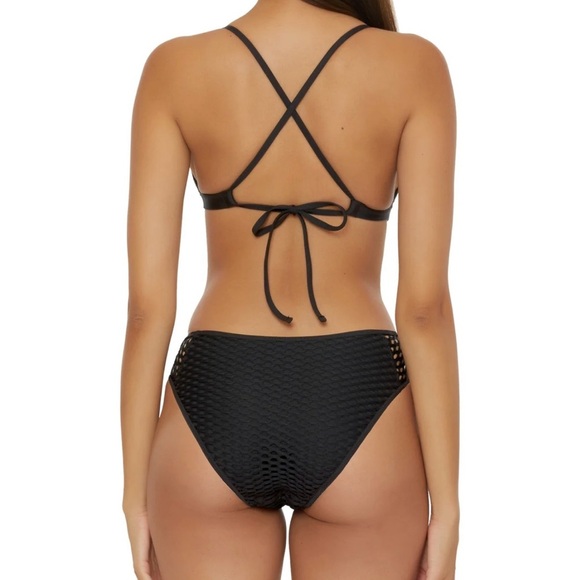 NWT Becca
Women's Castaway Fishnet Bikini Top Medium - Picture 6 of 6